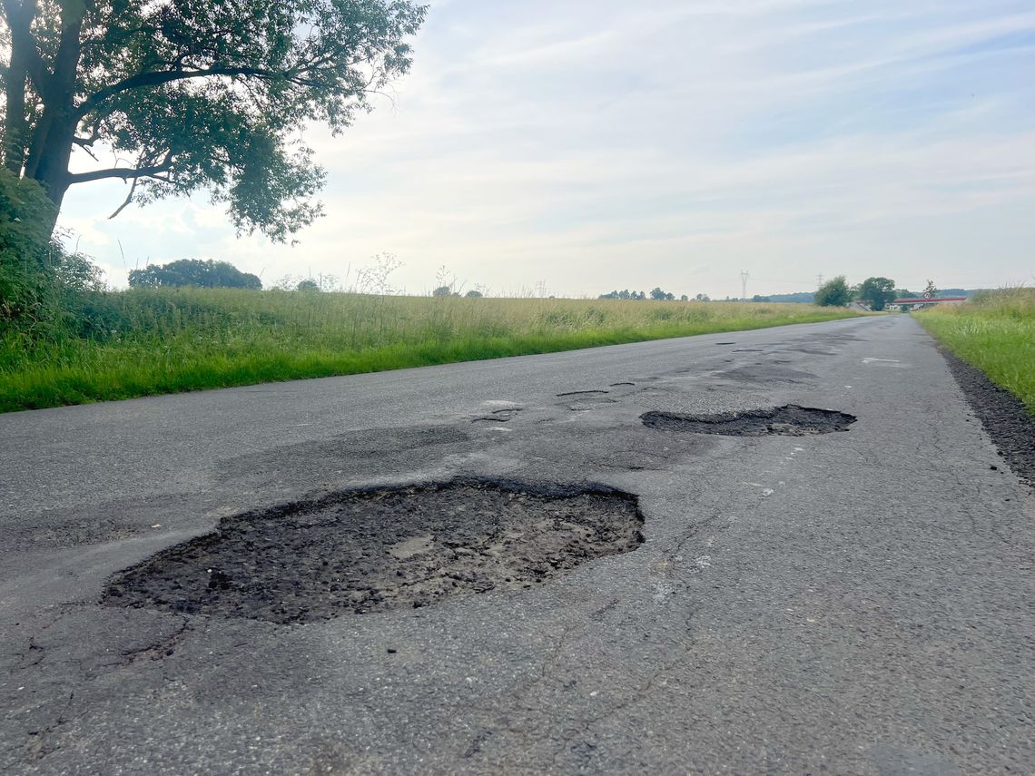 Dziurawe drogi powiatu strzeleckiego to zmora kierowców. Co z naprawą?