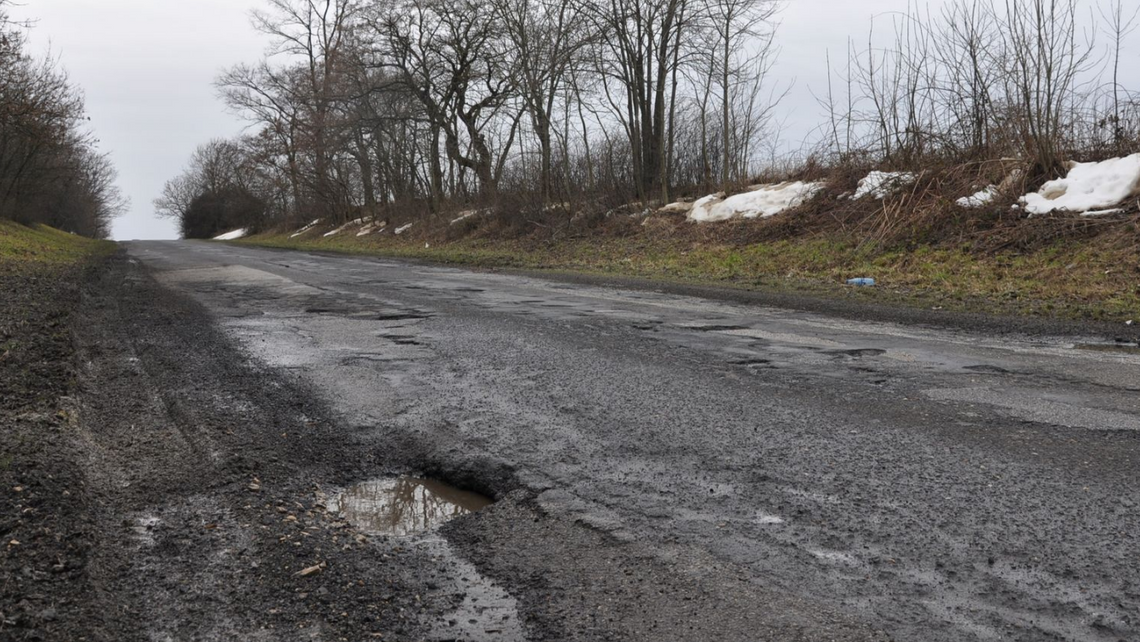 Dziurawe drogi w gminie Leśnica. Większych remontów nie będzie!