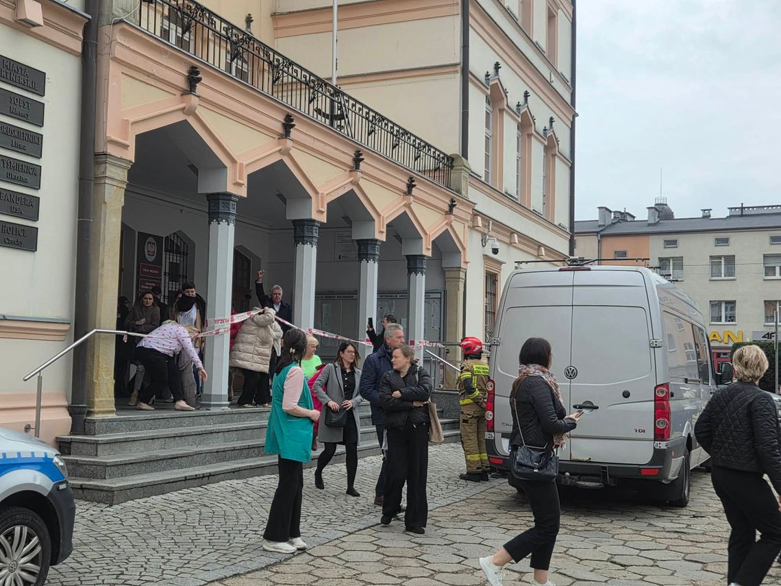 Ewakuacja w strzeleckim ratuszu. Urzędnicy znaleźli groźną przesyłkę