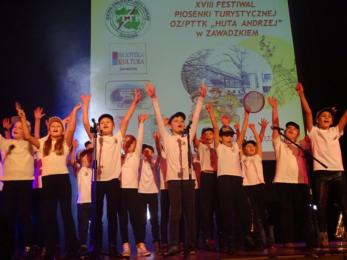 Festiwal Piosenki Turystycznej w Zawadzkiem. Na scenie wystąpiło 100 artystów
