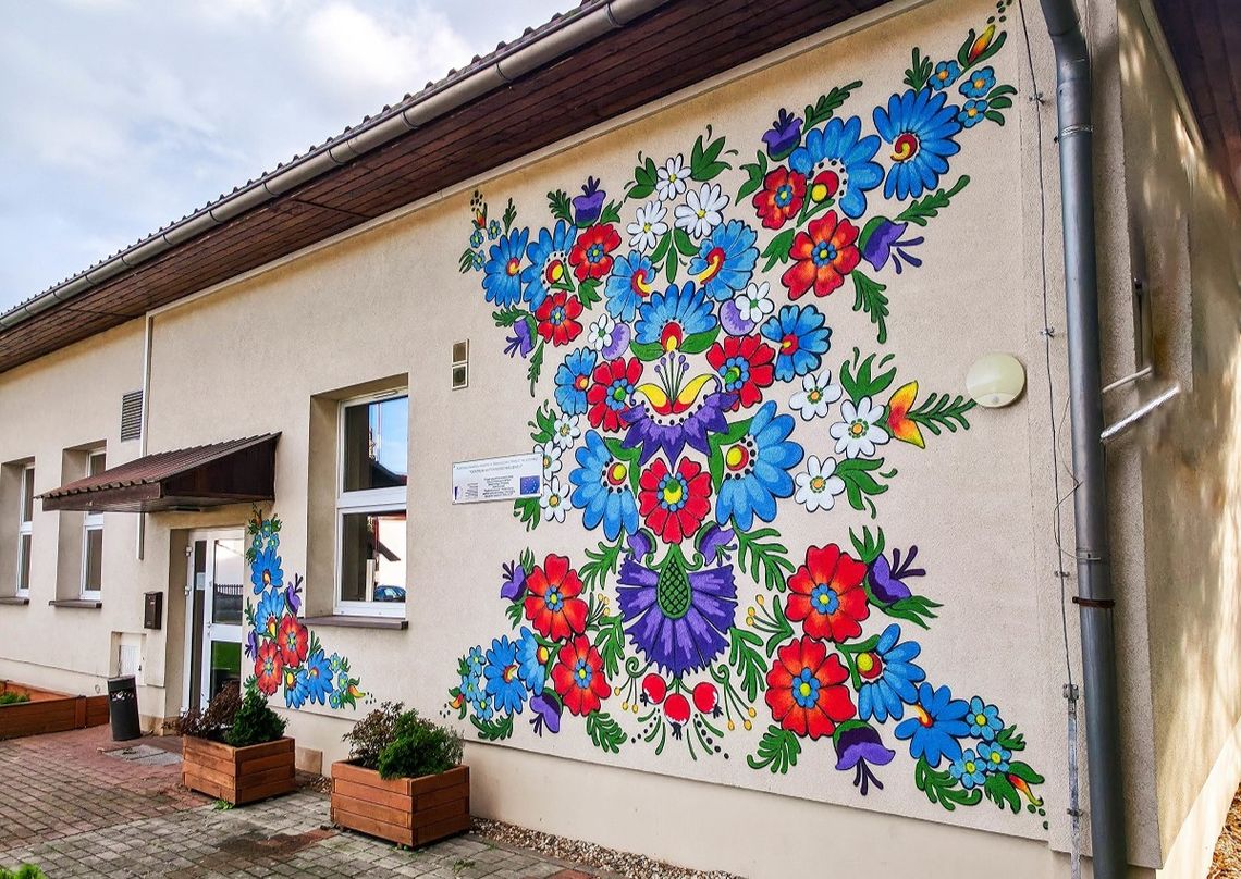 Mural ze wzorem opolskim ozdobił Staniszcze Małe