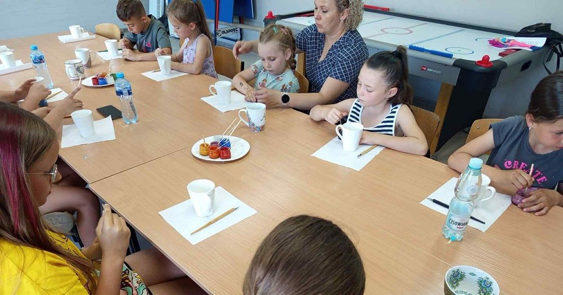 Ciekawe warsztaty w Dziewkowicach. Dzieci malowały na porcelanie