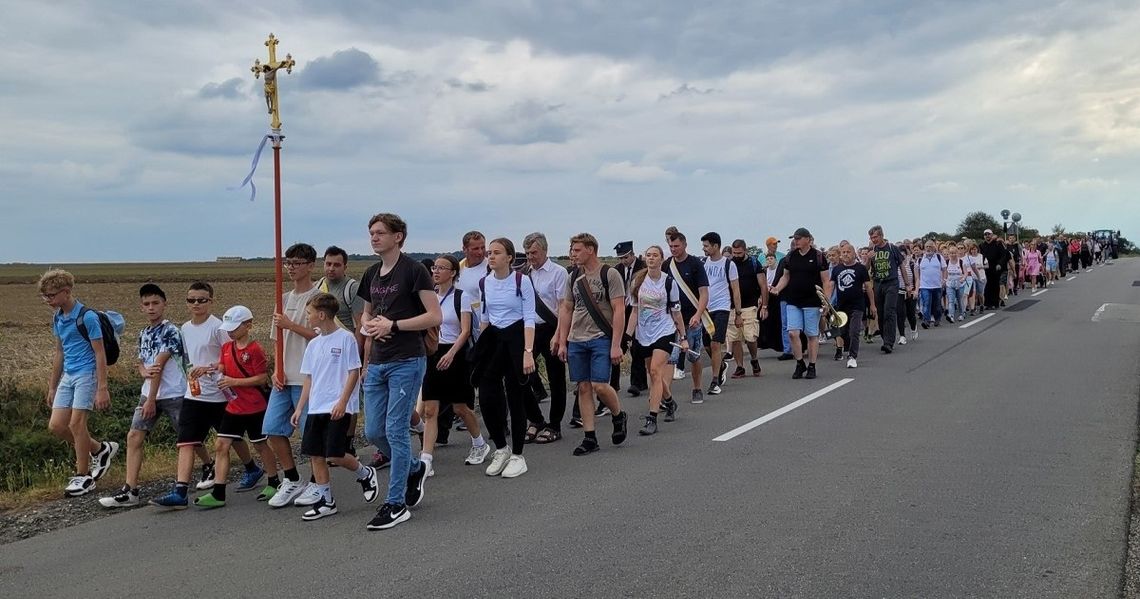 Parafianie z Jemielnicy szli na Górę św. Anny. To długa tradycja Parafianie z Jemielnicy szli na Górę św. Anny. To długa tradycja