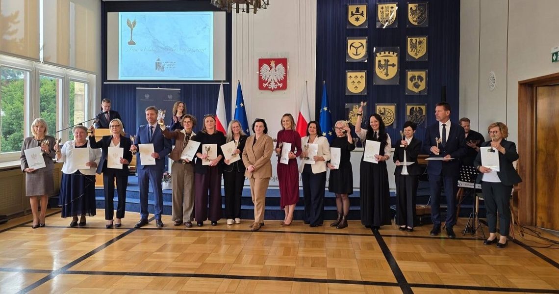 Pedagodzy z powiatu strzeleckiego docenieni za swoją pracę i pomysły