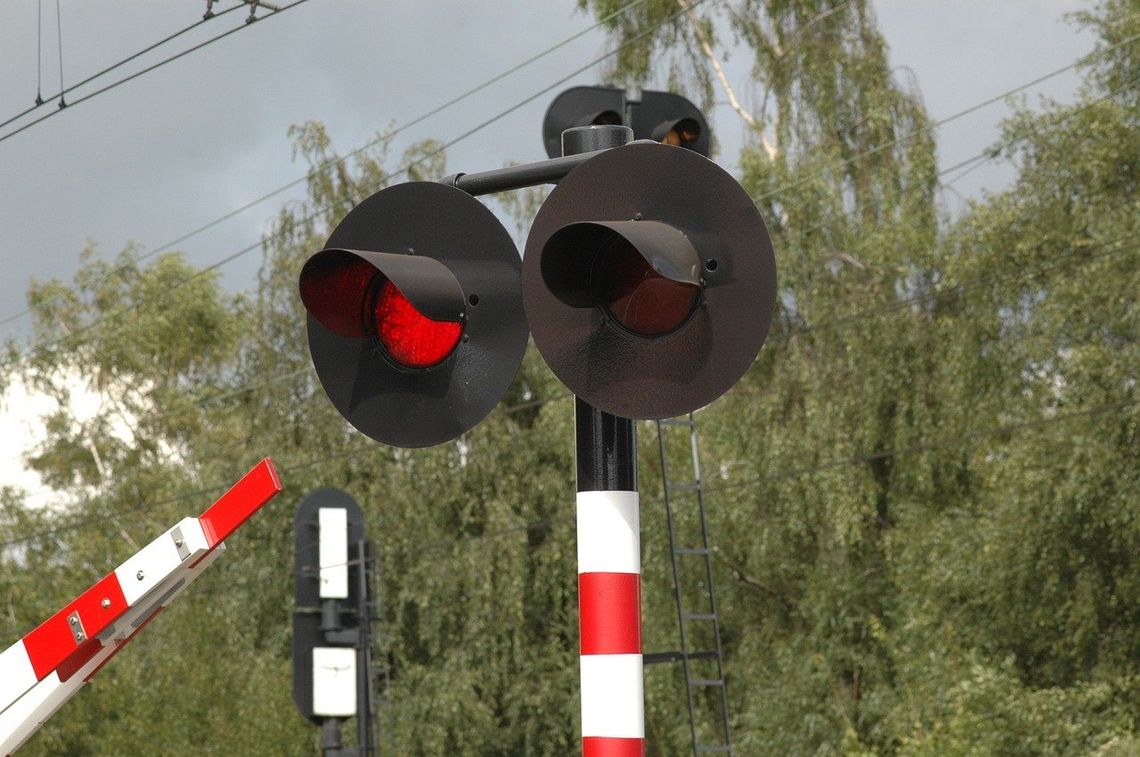 Fosowskie. Kierowca wjechał na przejazd kolejowy mimo czerwonego sygnału