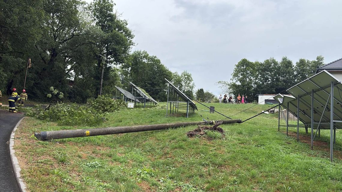 Front burzowy nad powiatem strzeleckim. Powalone słupy i zdarzenie na A4 Front burzowy nad powiatem strzeleckim. Powalone słupy i zdarzenie na A4