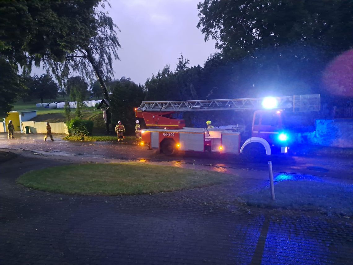 Front burzowy w powiecie strzeleckim. Auto utknęło pod zalanym wiaduktem