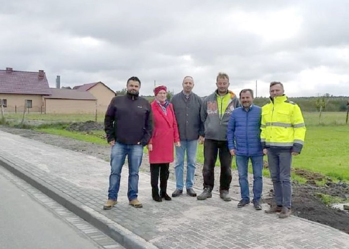 Gmina Kolonowskie. Droga i chodnik są już gotowe, choć łatwo wcale nie było