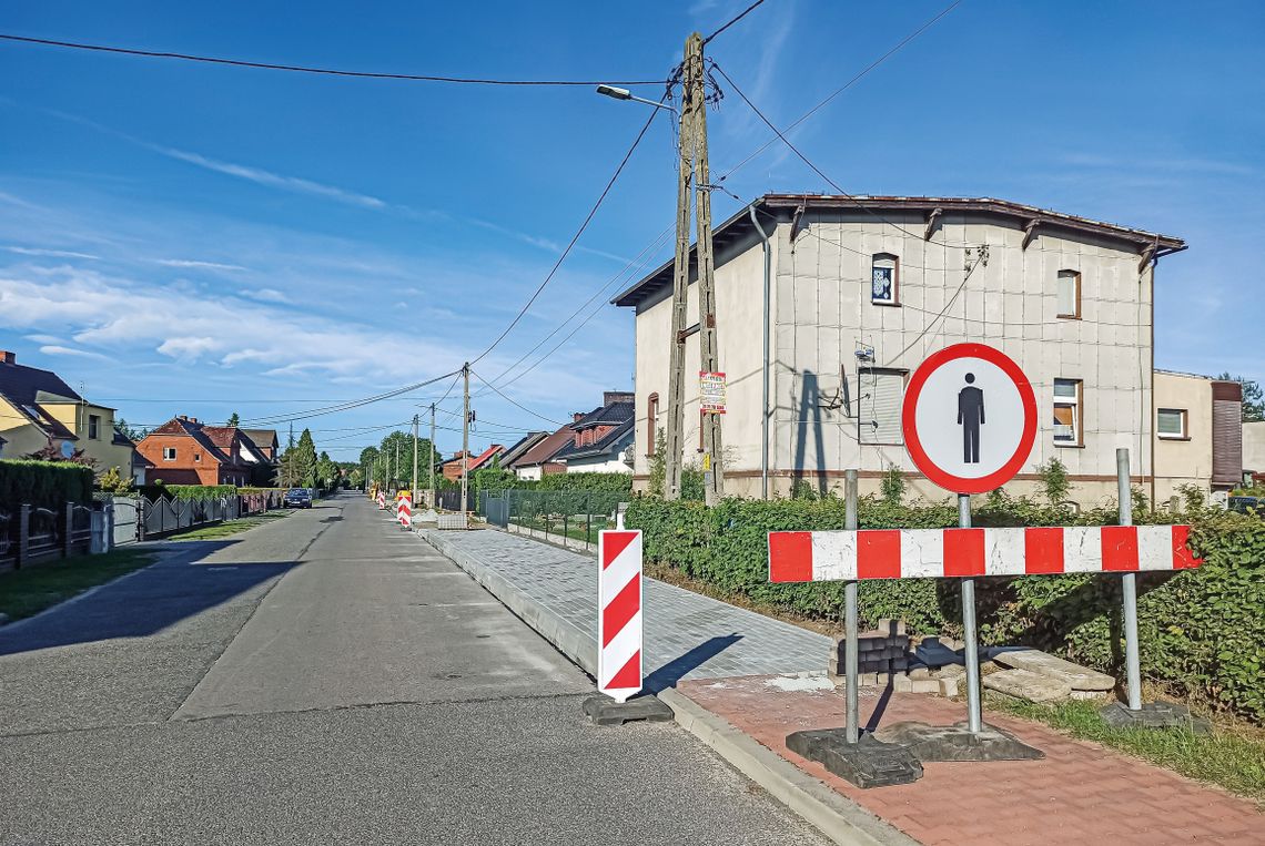 Gmina Kolonowskie remontuje i buduje chodnik przy drodze powiatowej