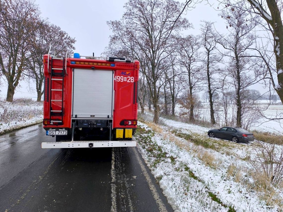 Groźne dachowanie na pograniczu województw. Pogoda nie sprzyja kierowcom Groźne dachowanie na pograniczu województw. Pogoda nie sprzyja kierowcom