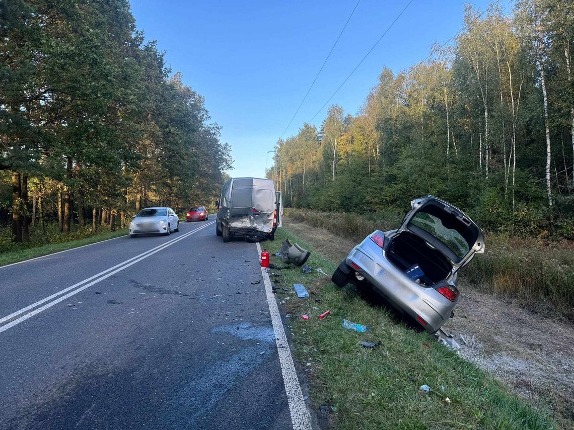 Groźne zdarzenie na drodze wojewódzkiej. Osobówka wjechała w tył dostawczaka