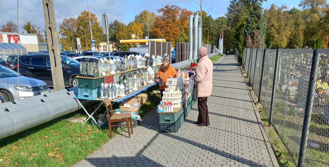 Handlarze obawiają się, że 1 listopada cmentarze będą zamknięte Handlarze obawiają się, że 1 listopada cmentarze będą zamknięte