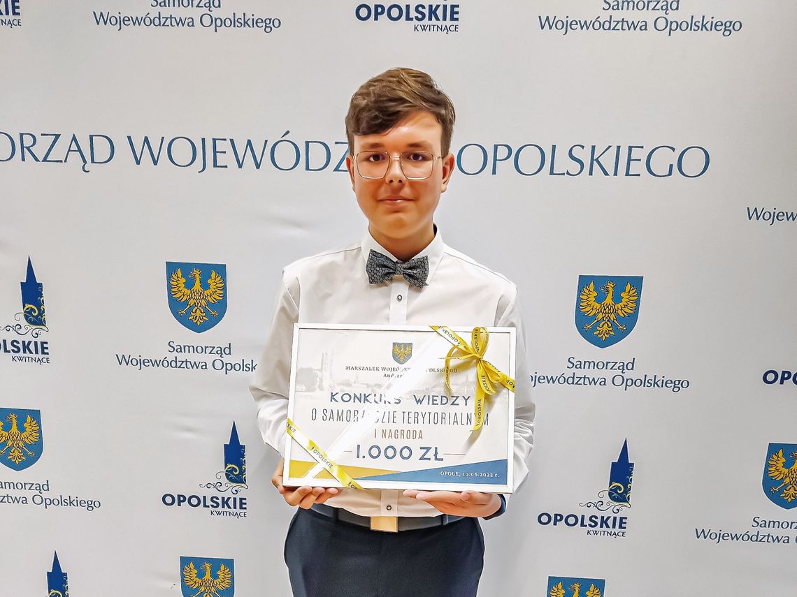 Hubert Stańczyk ze szkoły w Zawadzkiem wygrał konkurs wiedzy o samorządzie