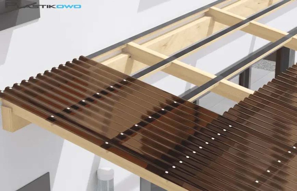 Jak dobrać grubość i kolor płyty poliwęglanowej do zadaszenia?