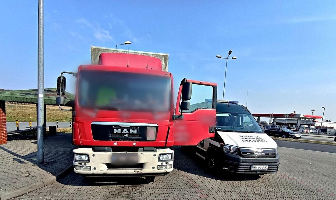 Jechał autostradą z niebezpieczną usterką. To nie był jedyny problem