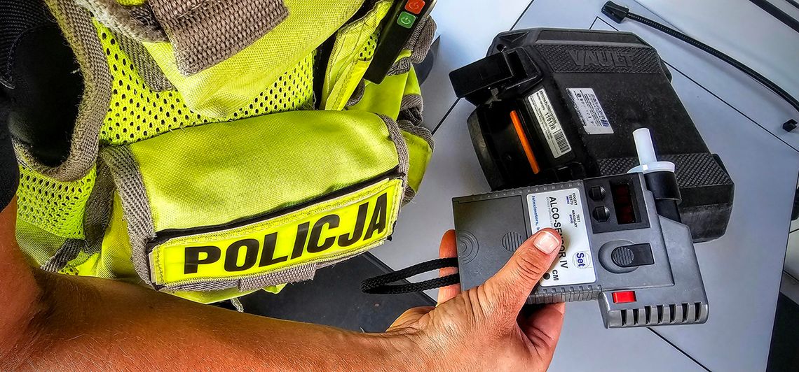 Jechał na samych felgach i „podwójnym gazie” Jechał na samych felgach i „podwójnym gazie”