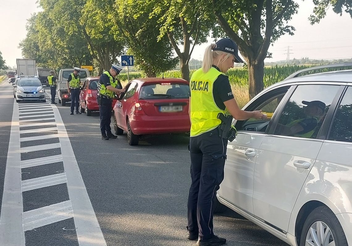 Jechali na "podwójnym gazie". Stracili prawo jazdy i staną przed sądem