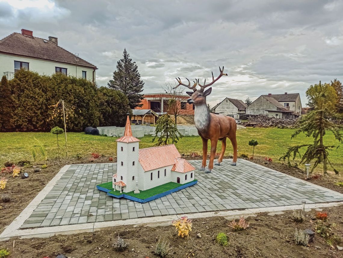 Jeleń symbolem Grodziska. Obok stawku stanęła też makieta kościoła