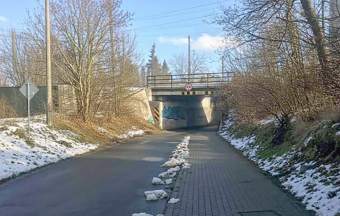 Jest nowe rondo, a dalej są zatory. "Ta droga musi być jednokierunkowa?"