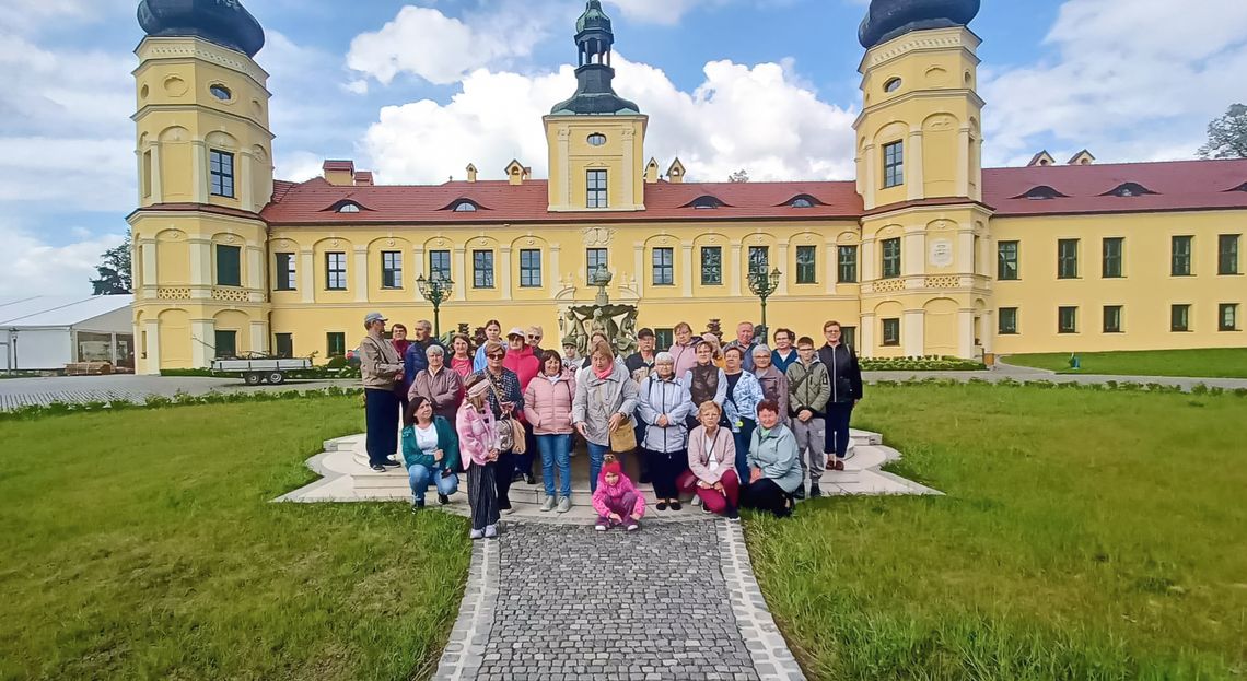 Seniorzy z Piotrówki na wspólnej wyciecze. Odwiedzili pałac w Żyrowej Seniorzy z Piotrówki na wspólnej wyciecze. Odwiedzili pałac w Żyrowej