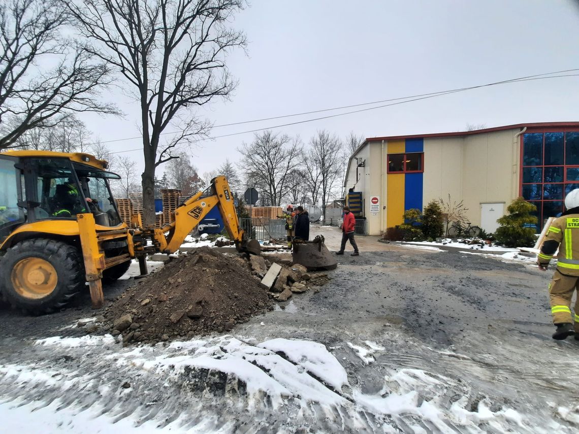 Kadłub: podczas prac na ul. Zamkowej koparka uszkodziła gazociąg Kadłub: podczas prac na ul. Zamkowej koparka uszkodziła gazociąg