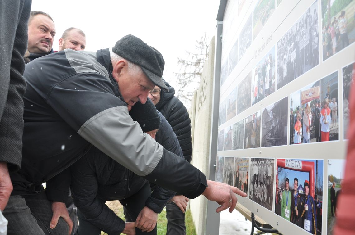 Kalinowice zyskały wyjątkową tablicę pamiątkową. Pokazuje historię wsi