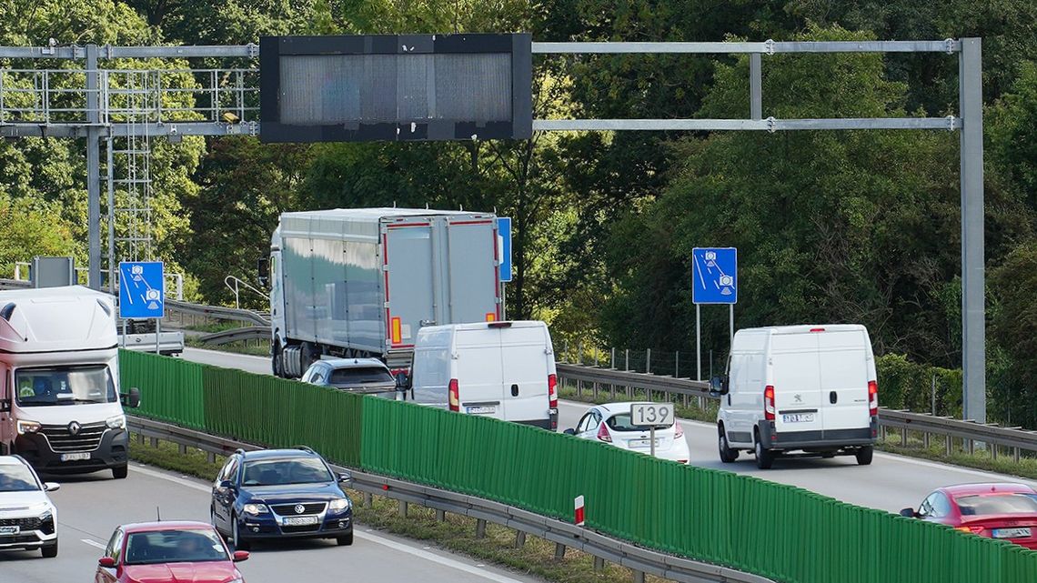 Kamery zmierzą prędkość na autostradzie A4 na Górze św. Anny