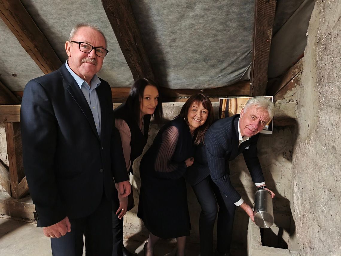 Kapsuła Czasu na strychu strzeleckiej biblioteki. Zakończono wyjątkowy projekt Kapsuła Czasu na strychu strzeleckiej biblioteki. Zakończono wyjątkowy projekt