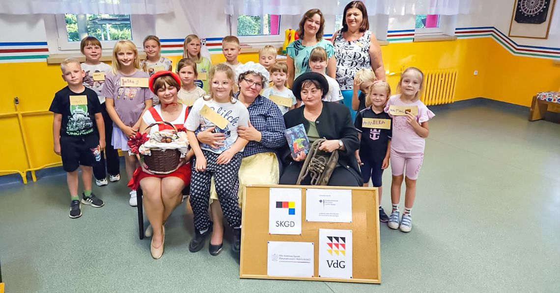 Kapturek zawędrował do Szymiszowa i Dziewkowic Kapturek zawędrował do Szymiszowa i Dziewkowic