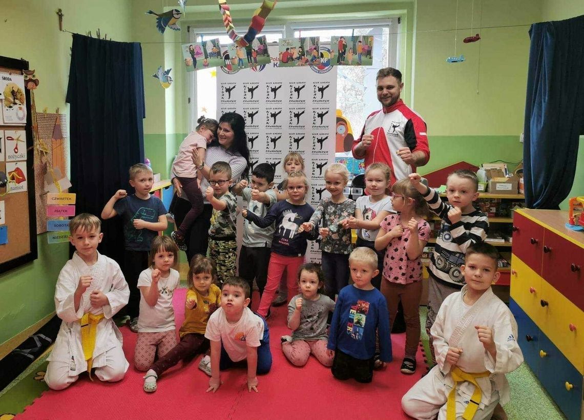 Karatecy z klubu Nidan Zawadzkie odwiedzili przedszkolaków z Centawy