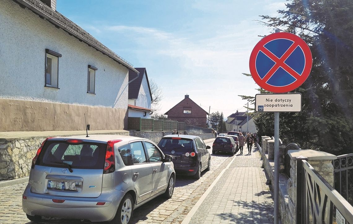 Kierowcy parkują na drodze i blokują przejazd. Problem w Górze św. Anny