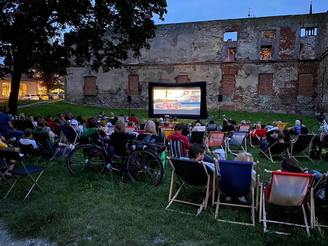 Kino plenerowe, czyli atrakcja dla dorosłych. Frekwencja dopisała