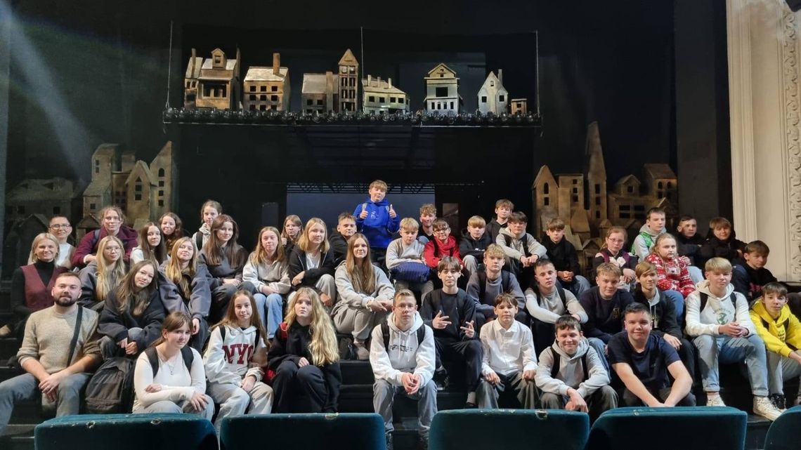 Lekcja w teatrze. Inspirujący wyjazd uczniów z Otmic