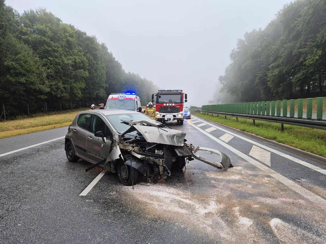 Kolizja na autostradzie. Osobówka uderzyła w bariery Kolizja na autostradzie. Osobówka uderzyła w bariery