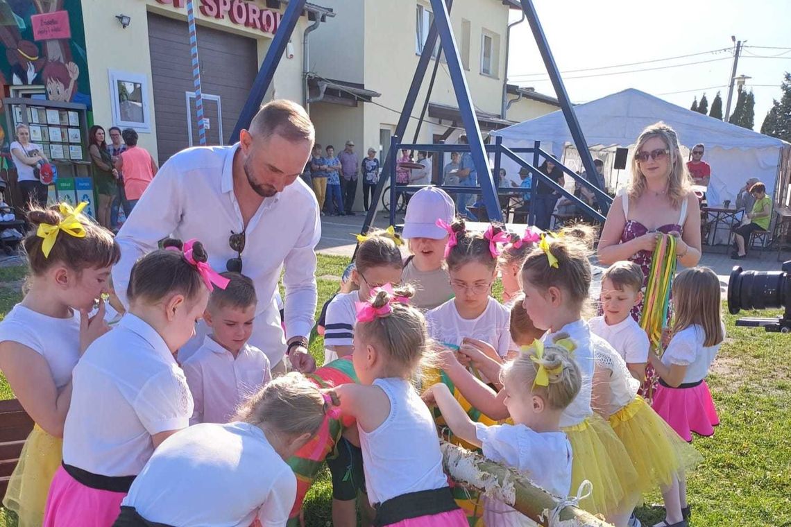 Kolorowe drzewko - Maibaum zdobi teraz Spórok