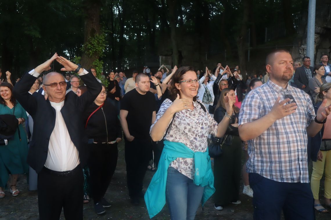 Koncert Uwielbienia na Górze św. Anny. Uczestniczyło w nim tysiące wiernych