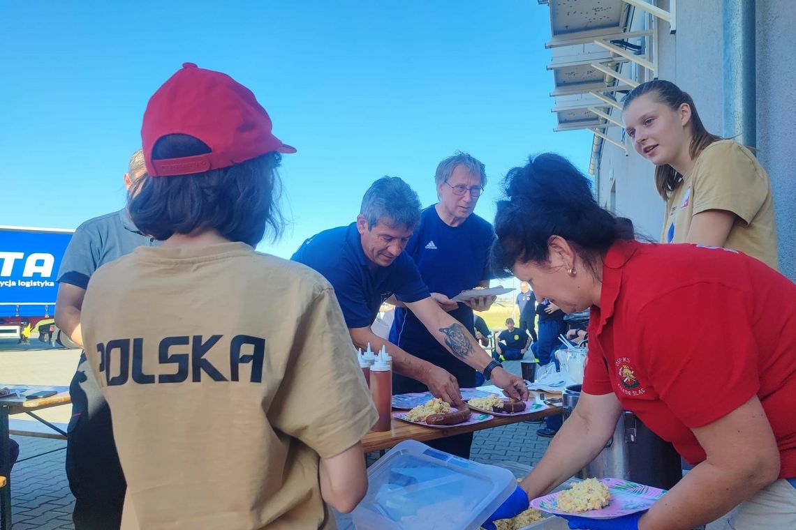 Konwoje z darami dla Ukrainy w Olszowej. Ugościli je nasi strażacy