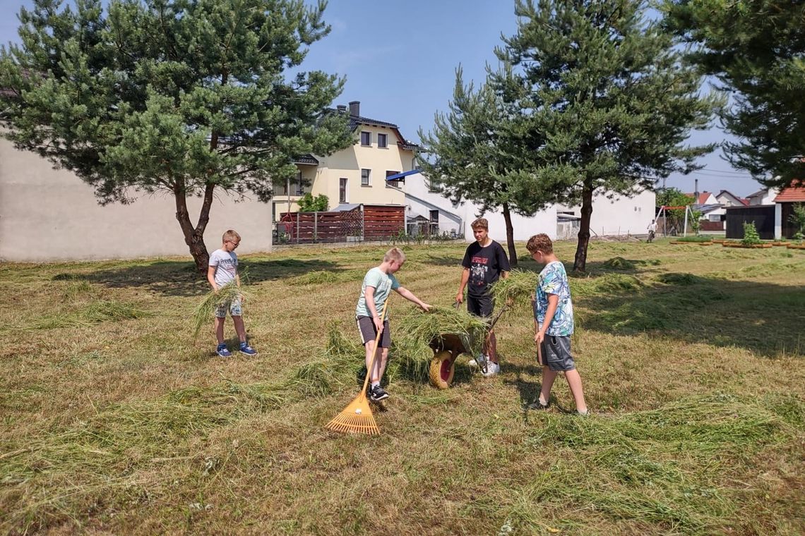 Kosili łąkę kwietną w Kadłubie. Do prac włączyli się młodsi i starsi