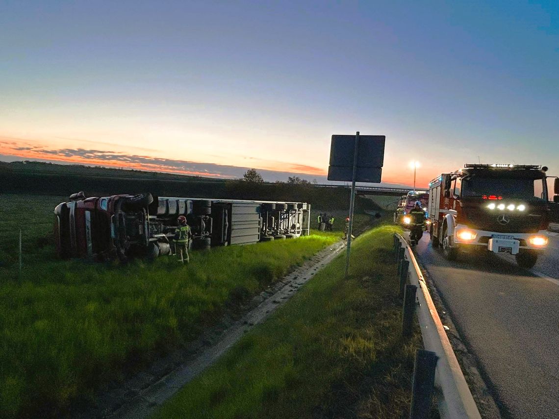Ciężarówka wypadła z autostrady. Służby apelują o ostrożność