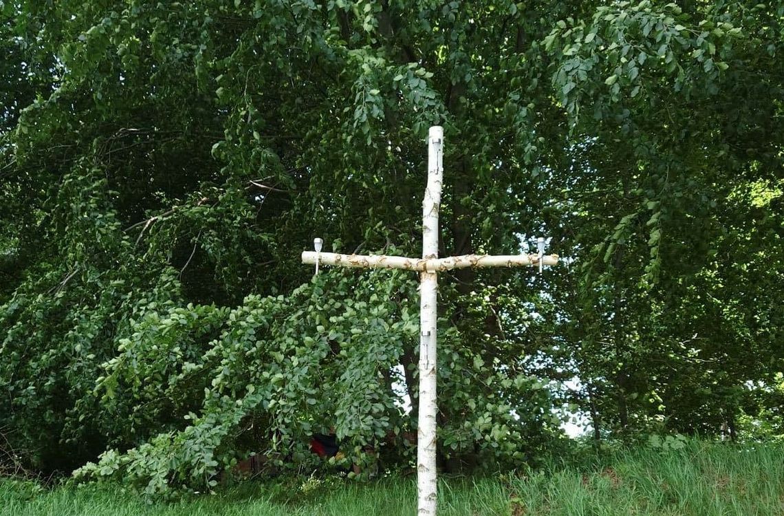 Ktoś zniszczył krzyż w Nogowczycach. Dwóch mieszkańców postanowiło go naprawić
