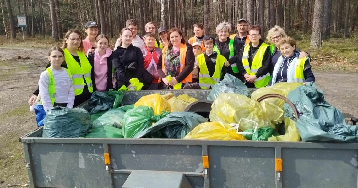Wielka akcja sprzątania lasu. Zebrano mnóstwo śmieci