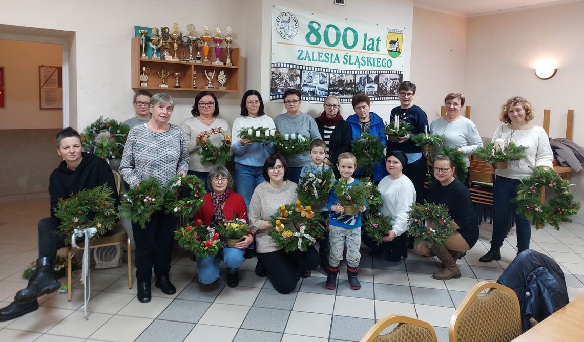 Coraz bardziej czuć święta. Panie z Zalesia Śląskie stworzyły piękne wieńce Coraz bardziej czuć święta. Panie z Zalesia Śląskie stworzyły piękne wieńce