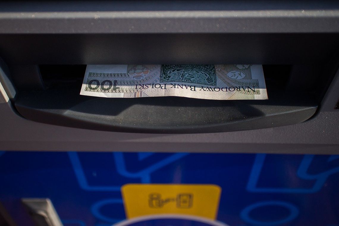Ludzie zaczęli wypłacać pieniądze. "W bankomatach brakuje gotówki"