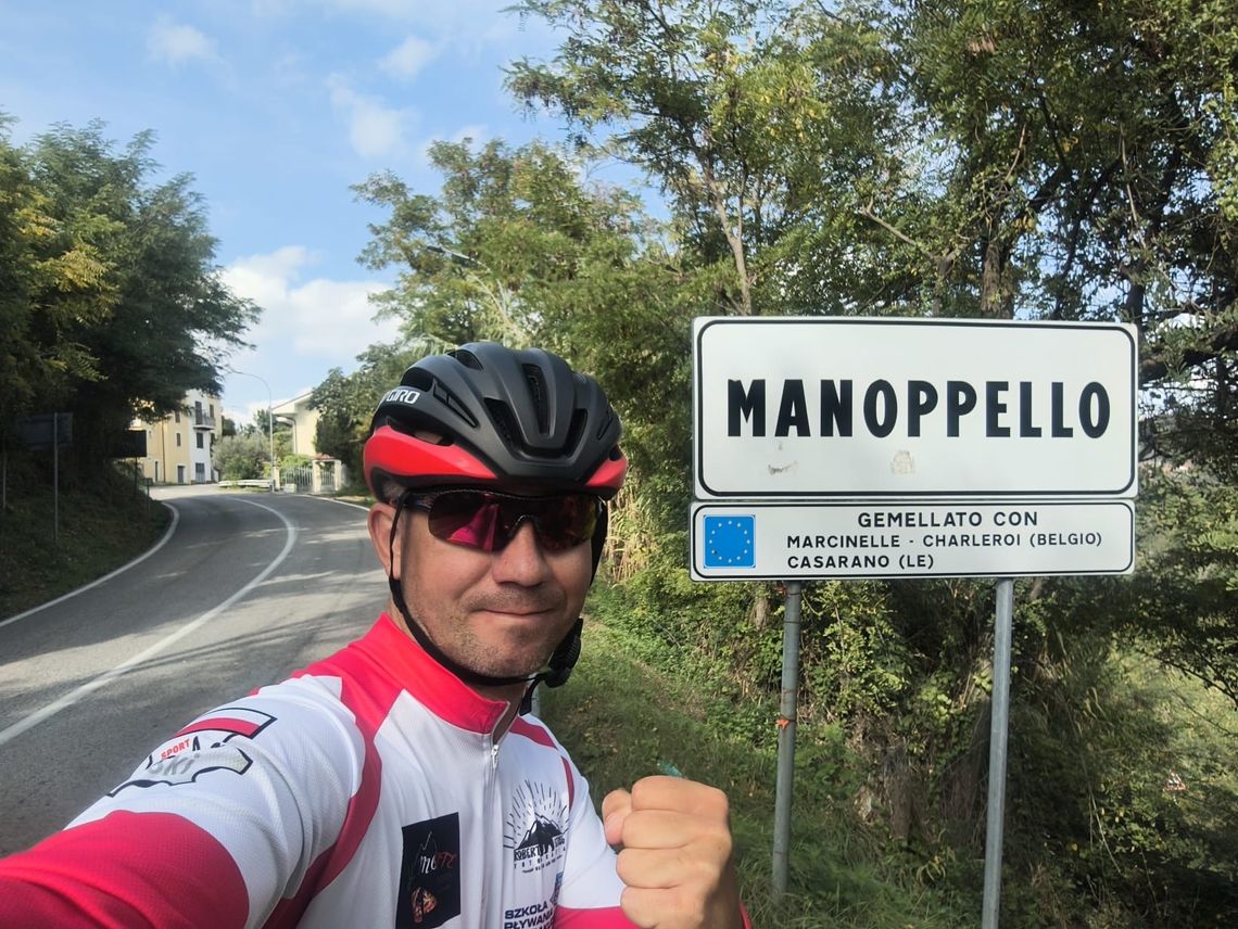 Pedałuje, by pomagać innym. Niezwykła misja rowerzysty z Wysokiej