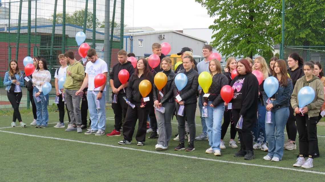 Maturzyści wypuścili balony na szczęście. Jeden już odnaleziony