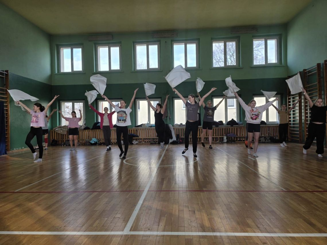 Mażoretki z Kadłuba zmierzają tanecznym krokiem w stronę jubileuszu