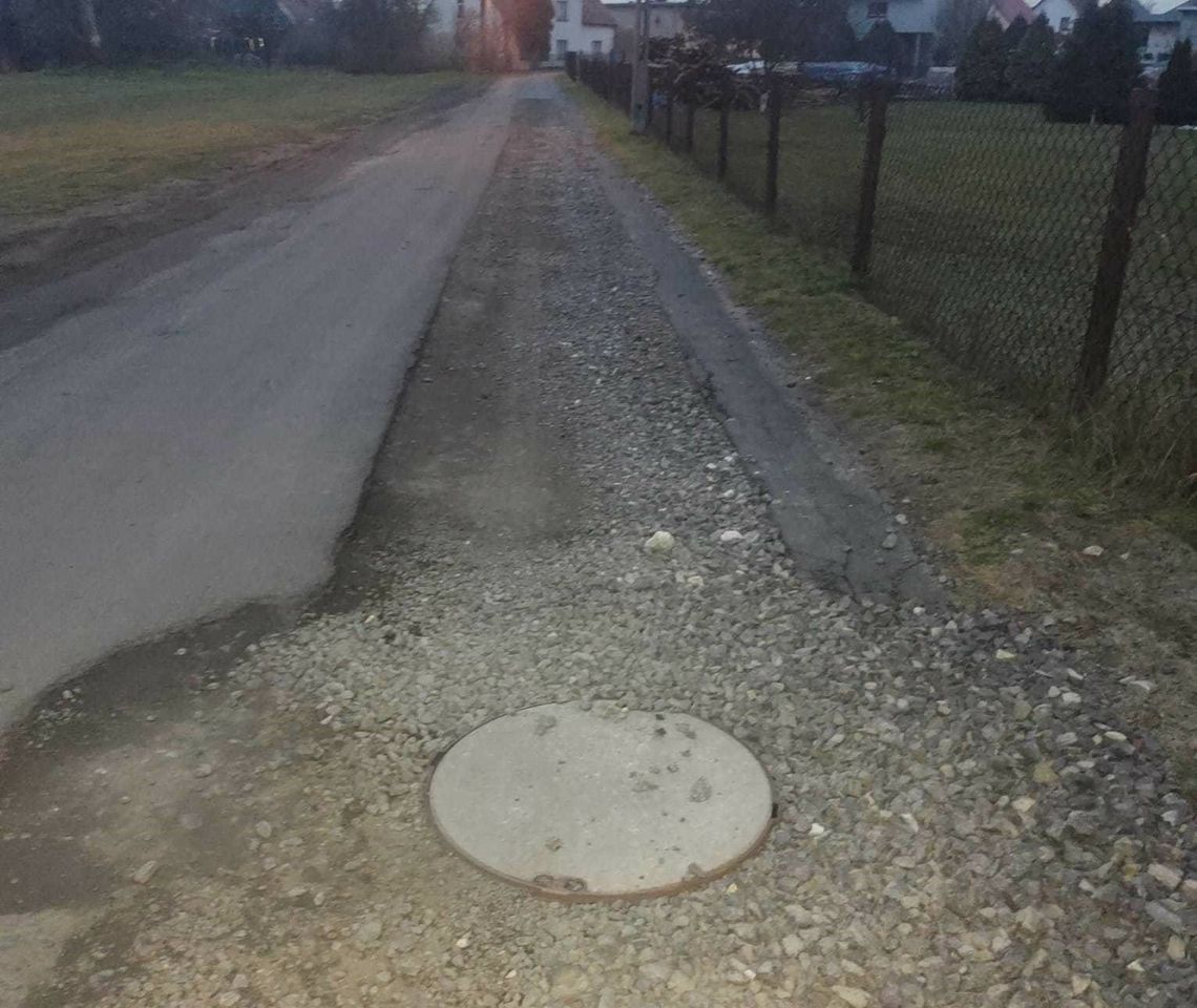 Mieszkańcy mają dość rozkopanych dróg w Żędowicach. Czy jest szansa na naprawę?