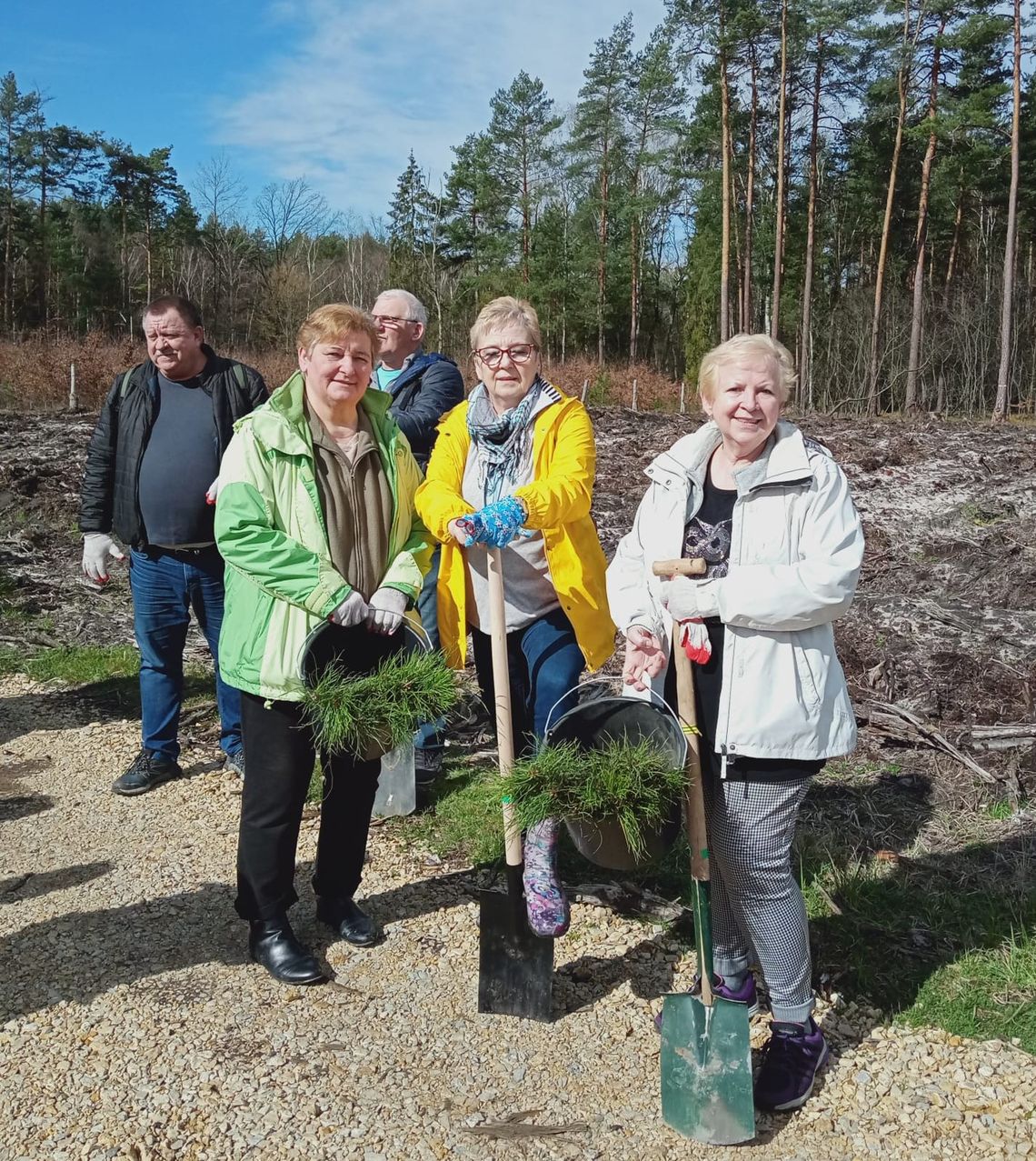 Mieszkańcy regionu wspólnie sadzili drzewka podczas akcji „Kronodrzewko”
