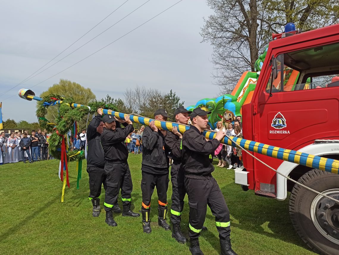 Mieszkańcy Rozmierki chętnie pielęgnują tradycję. W sobotę postawili maibaum Mieszkańcy Rozmierki chętnie pielęgnują tradycję. W sobotę postawili maibaum