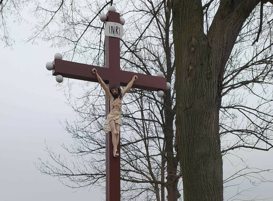 Mieszkańcy Spóroka własnymi siłami odnowili przydrożny krzyż